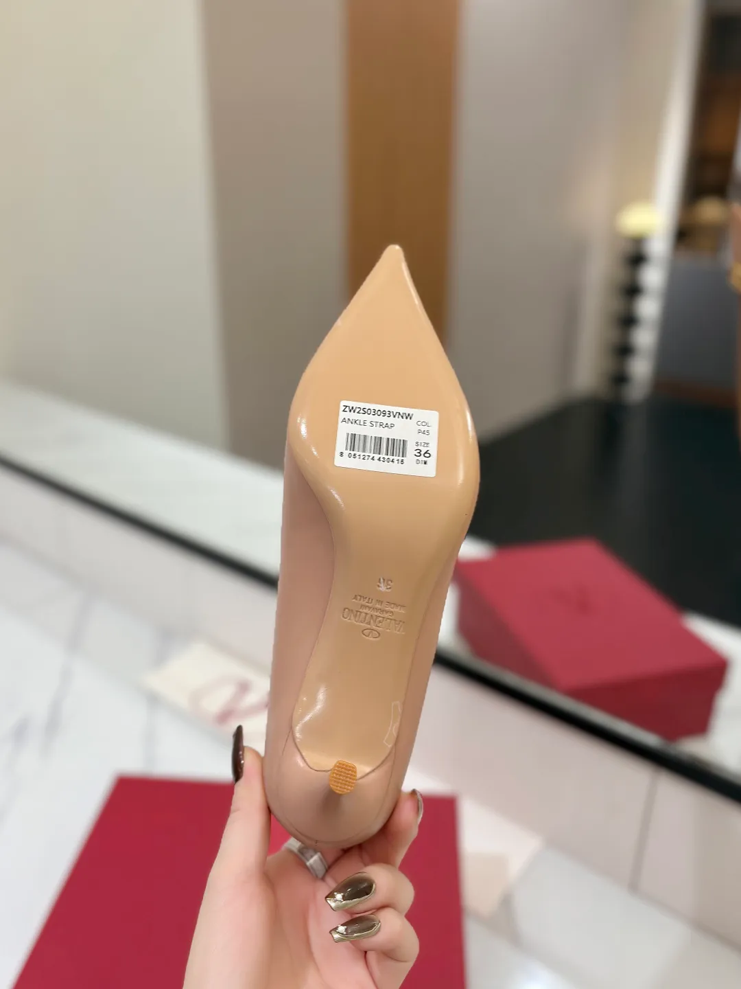 💕💕Factory direct selling price p520💕💕 VALENTINO’s hottest new high-heeled shoes, latest logo buckle, perfect combination with sexy pointed toe❤️‍🔥❤️‍🔥❤️‍🔥❤️‍🔥It is simply the pinnacle of summer fashion💖💖💖💖original replica Upper: patent leather, subleather Outsole: Italian leather outsole Heel height: 6.5cm Size: 35-39 (40 41 42 customized, non-refundable and non-exchangeable)
